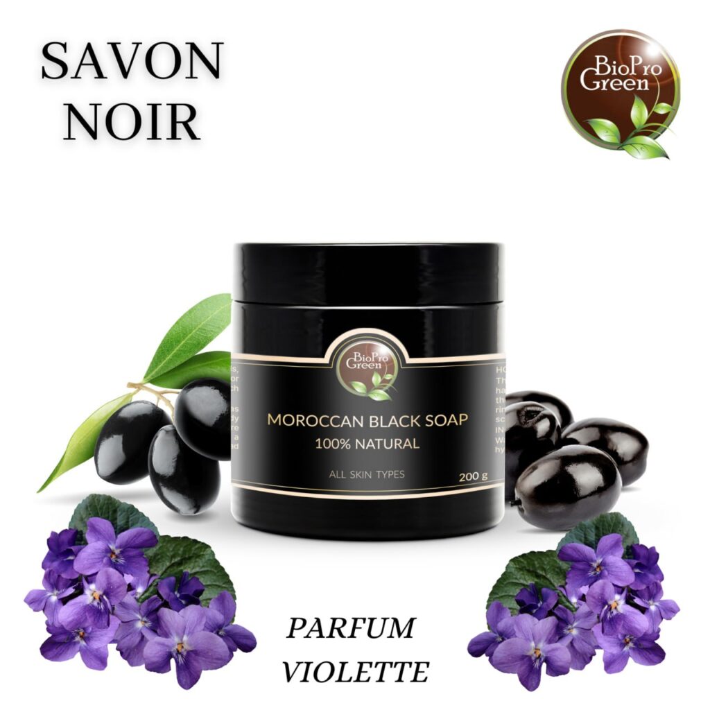 Savon noir parfumé à la violette dans un pot, soin naturel exfoliant et hydratant pour une peau douce et éclatante
